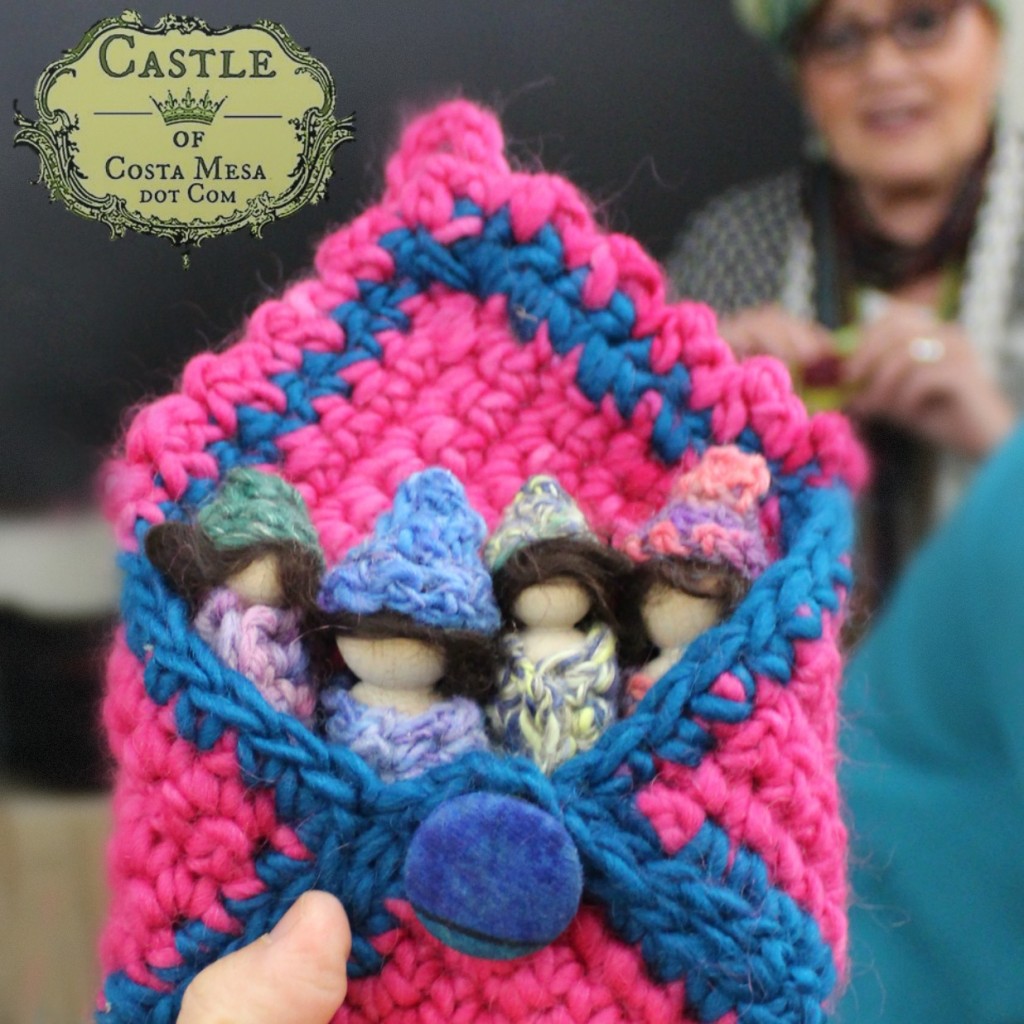 5009 160202 Gisela's crochet pouch with little peg dolls gnomes valentine children gift