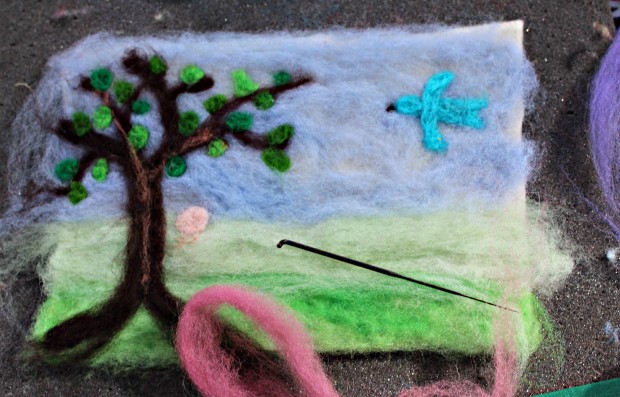 Making Needle-Felted Paintings as Christmas Tree Ornaments for Winter ...