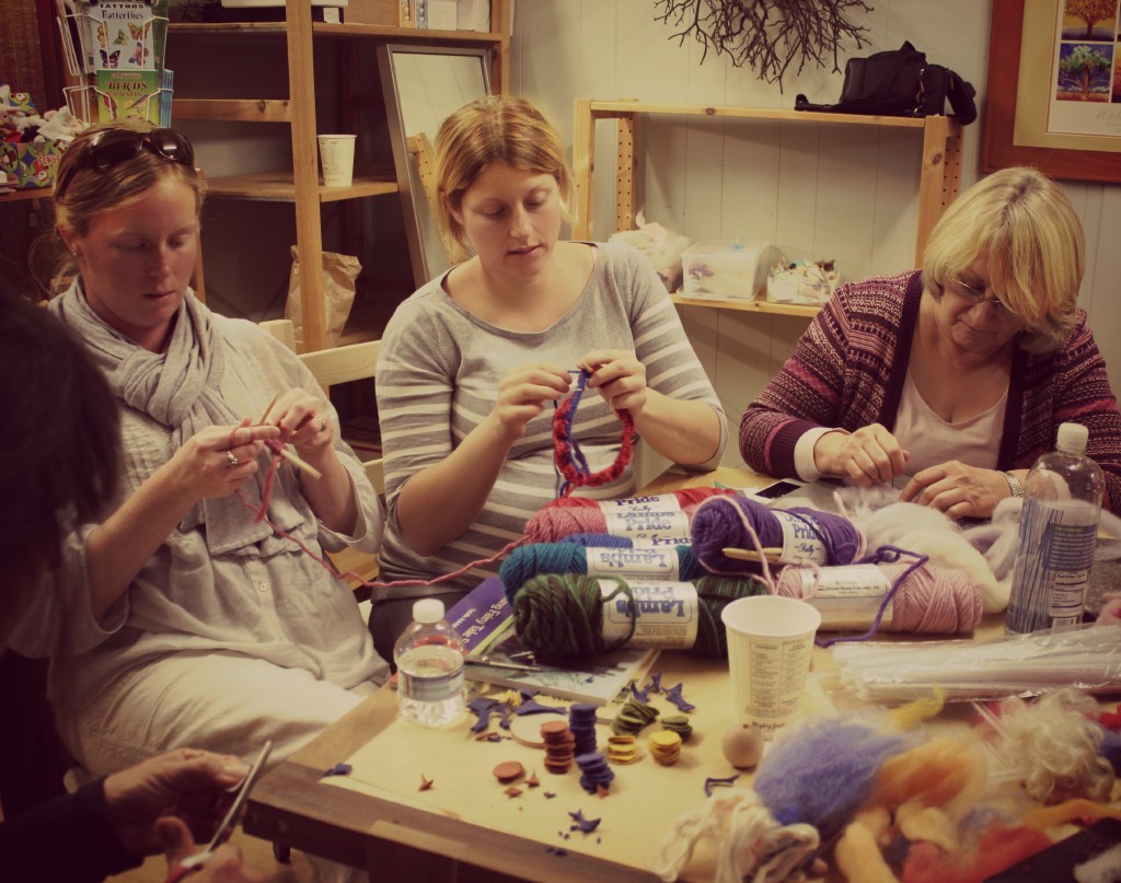 121212 Michaela and Sara knitting, Judy needle-felting