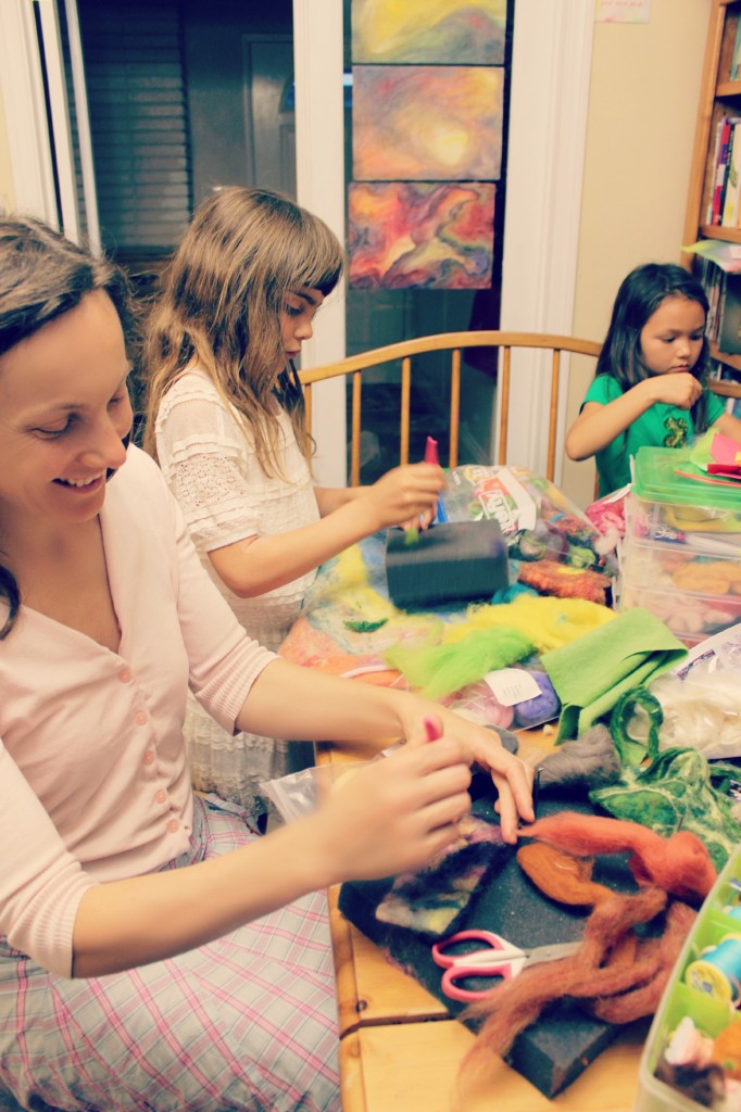 130403 Needle-felting craftsters in my kitchen