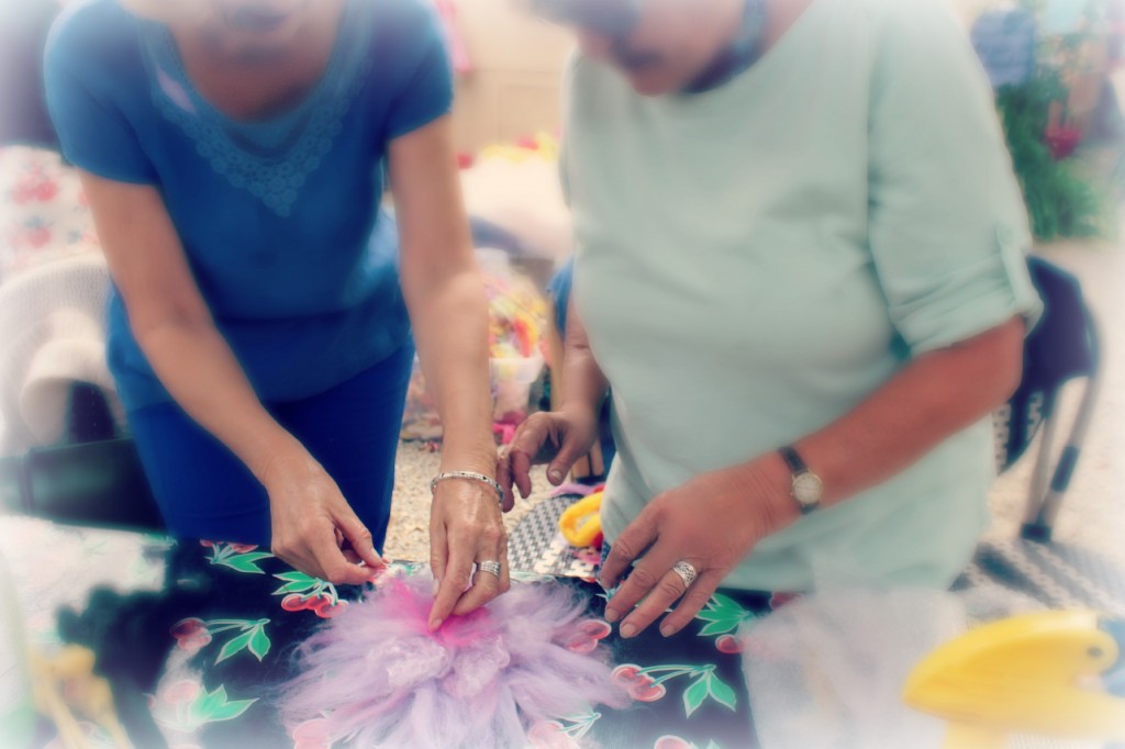 130605 Christine arranging roving radiating from the center on Gisela's flower