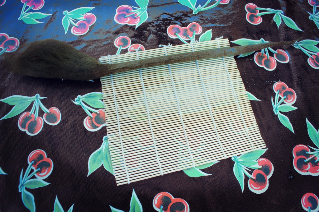 130605 wet felting round cylindrical long flower stems using sushi mat