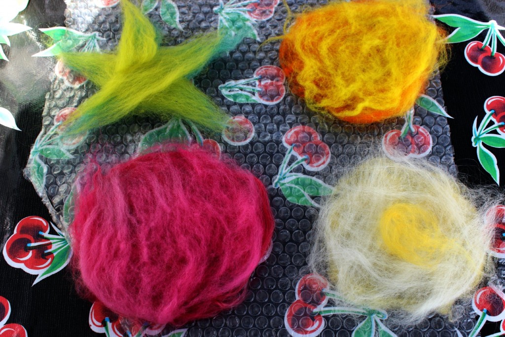 1340529 Jzin's wet-felted flower dry wool arrangement process