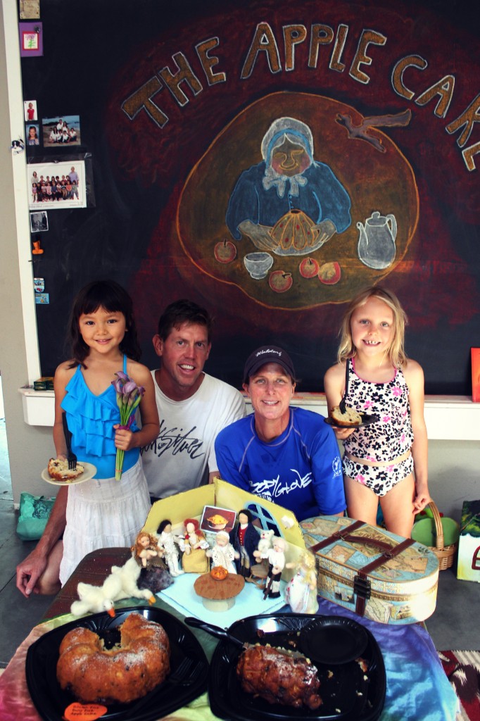 130712 Nunu and Emily's family with puppets and cakes