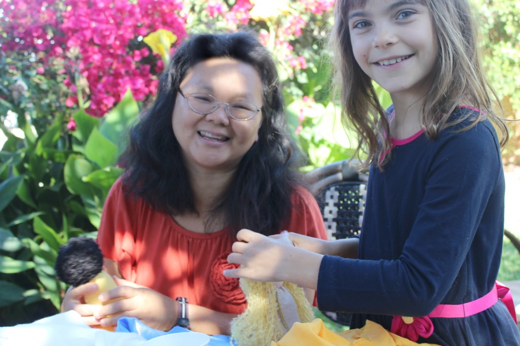 131001 Jzin and Anicka making table top puppets in the garden