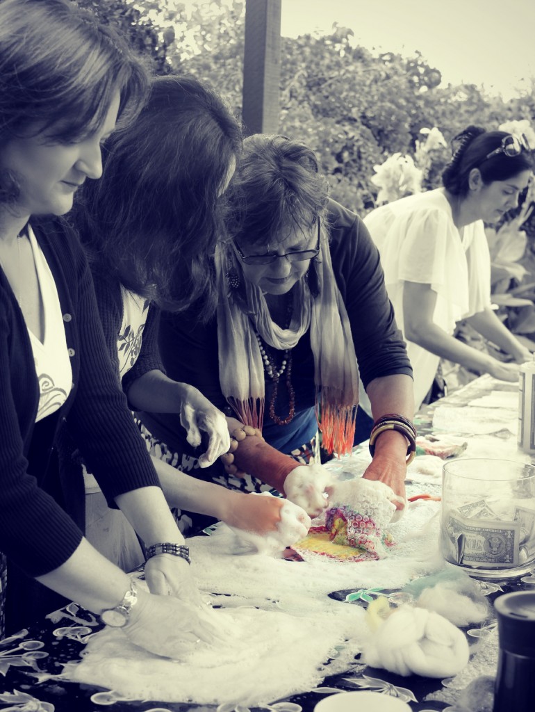 131007 Pavlina Yuko Gisela Yvonne removing bubble wrap from wet-felted flower