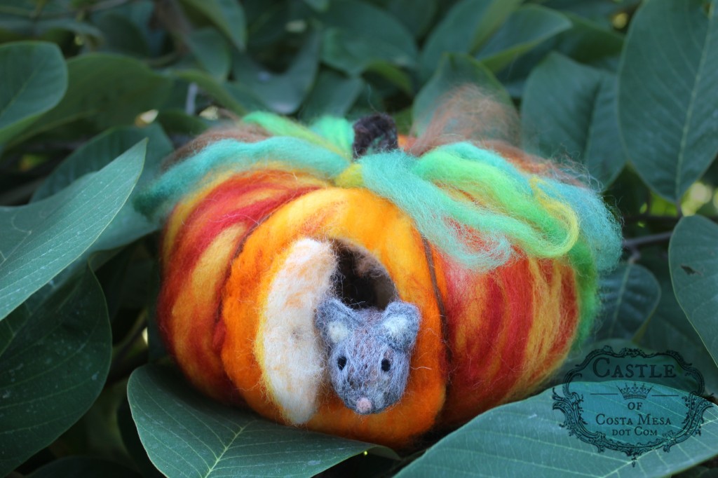 131015 Linda's dry needle-felted mouse in his pumpkin house