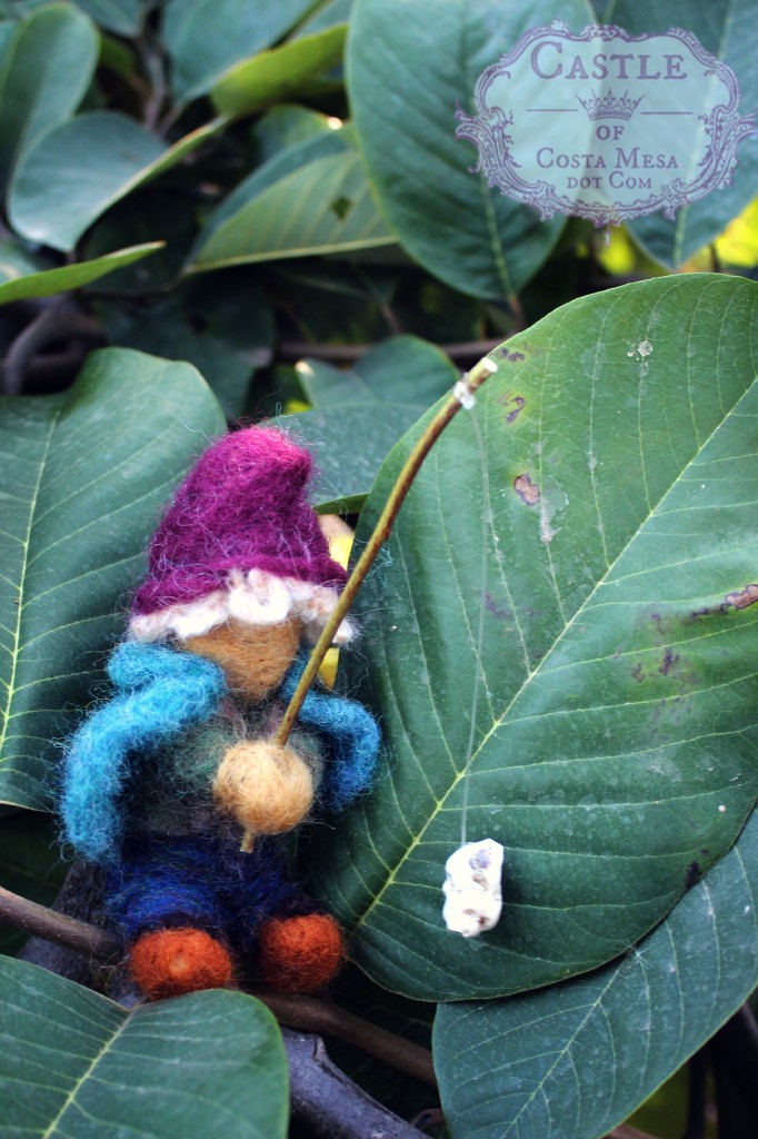 131105 Gisela's gnome fishing on the cherimoya tree