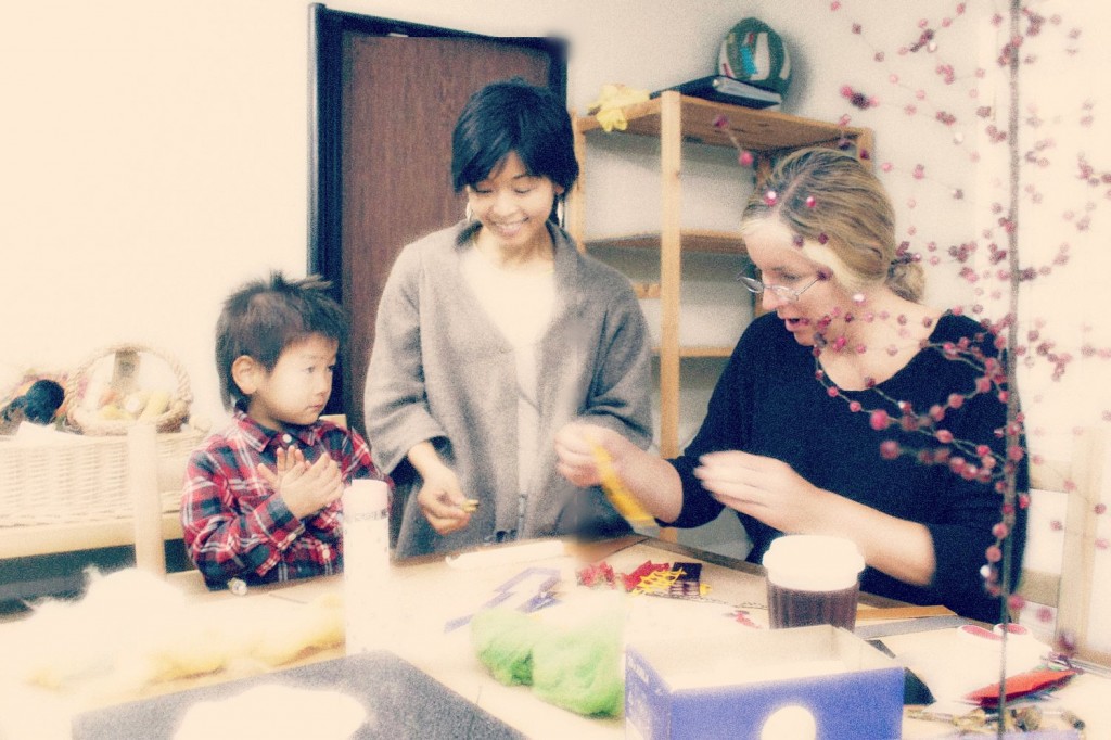 131203 Hugo Marie and Cathy decorating winter candles with beeswax