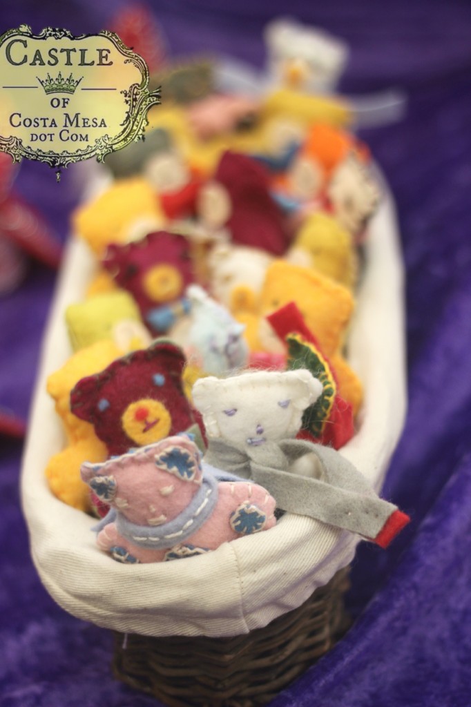 131207 Alena and Jzin's felt miniature bears in a bread basket