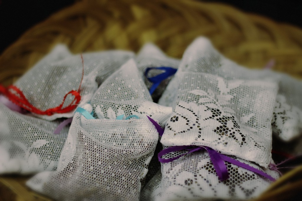 131207 white lace satchets filled with fragrant lavender