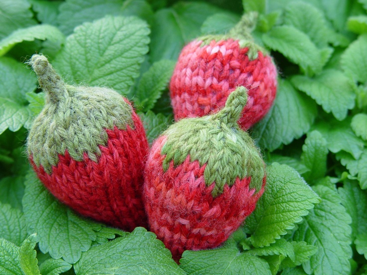 140123 Knit Strawberry Pattern by Pezdiva