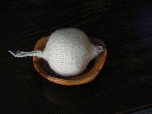 140124 knitted white onion. Rachel Le Grand saganaga on Flickr.