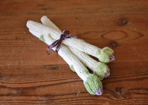 140213 knitted white and lavendar asparagus on wooden table