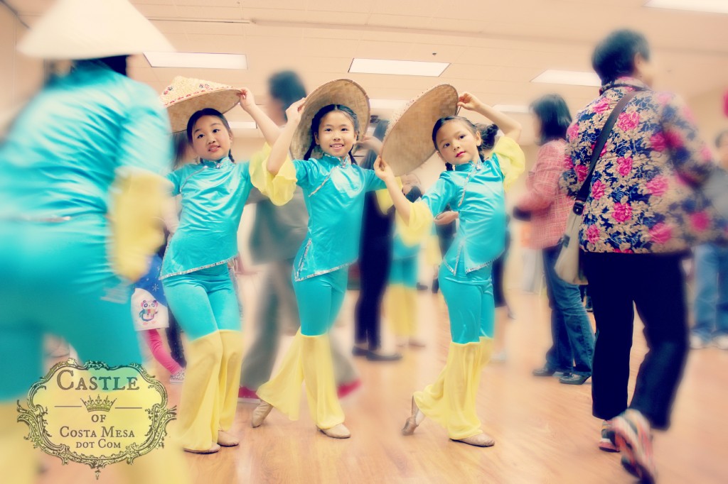 140201 3 dancers Nunu Ania and girl s curves posing in the hubbub crowds backstage with rice planters straw hat