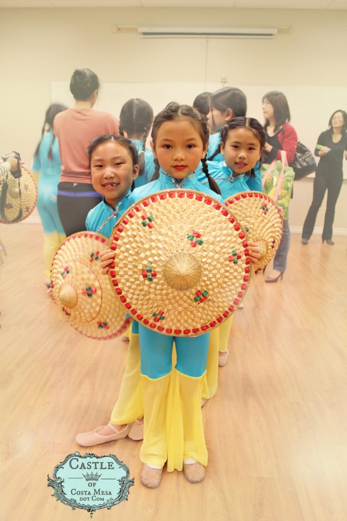 140201 Three girls Ania, Emily and Nunu in a straight line with straw hats