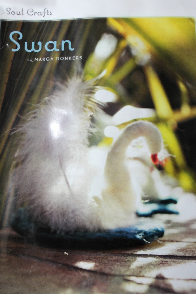 140211 Marga Donkers tutorial needle-felted swan. Spring 2011 Living Crafts Magazine.