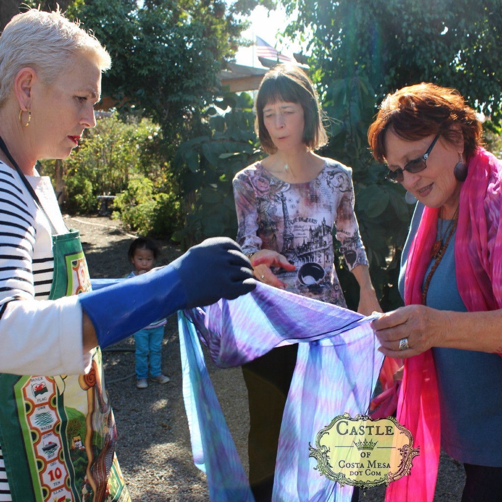 140114 Rachel, Jenine and Gisela admiring Rachel's arashi shibori silk scarf