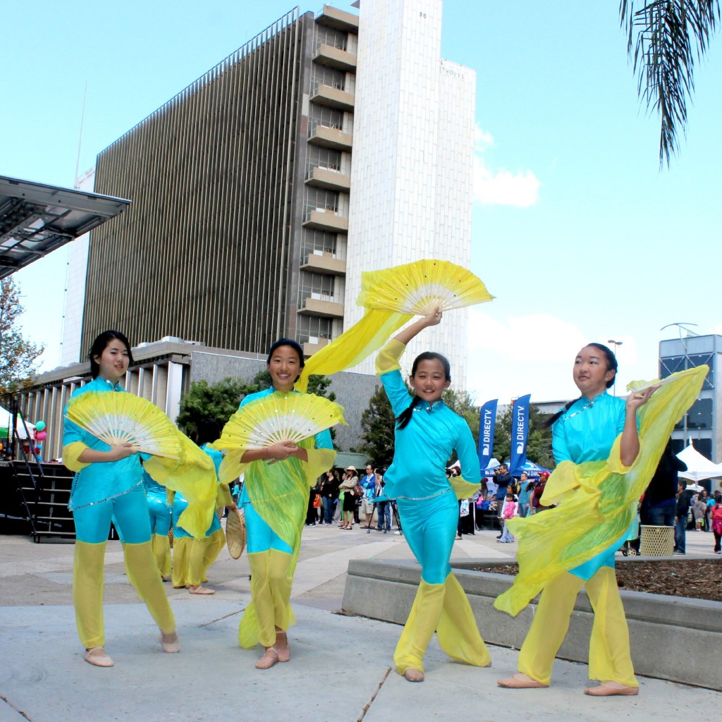 140426 Four big girls in front of tall building