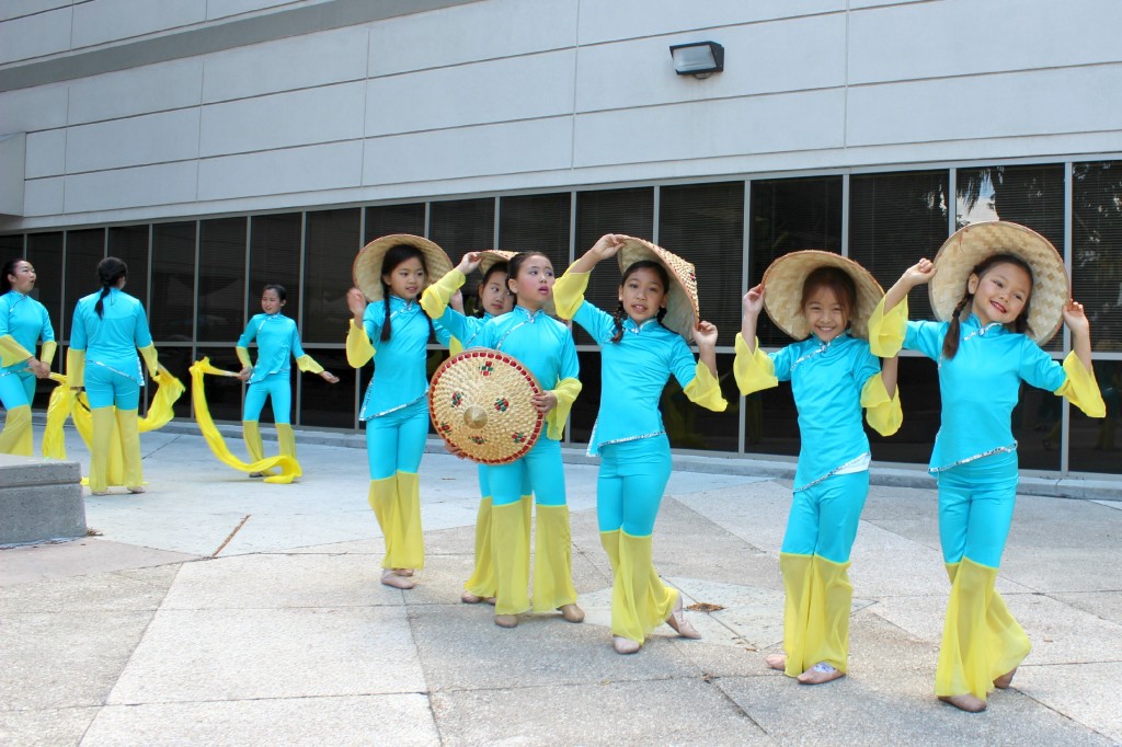 140426 little girls in a row