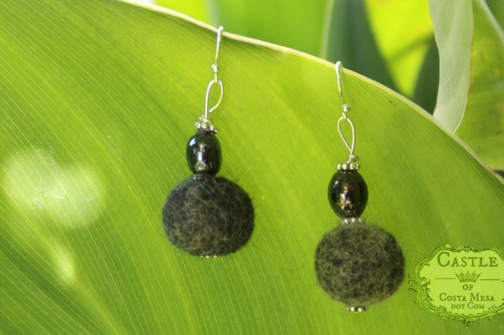 140513 Jzin's black handmade wet-felted dangling earrings 2