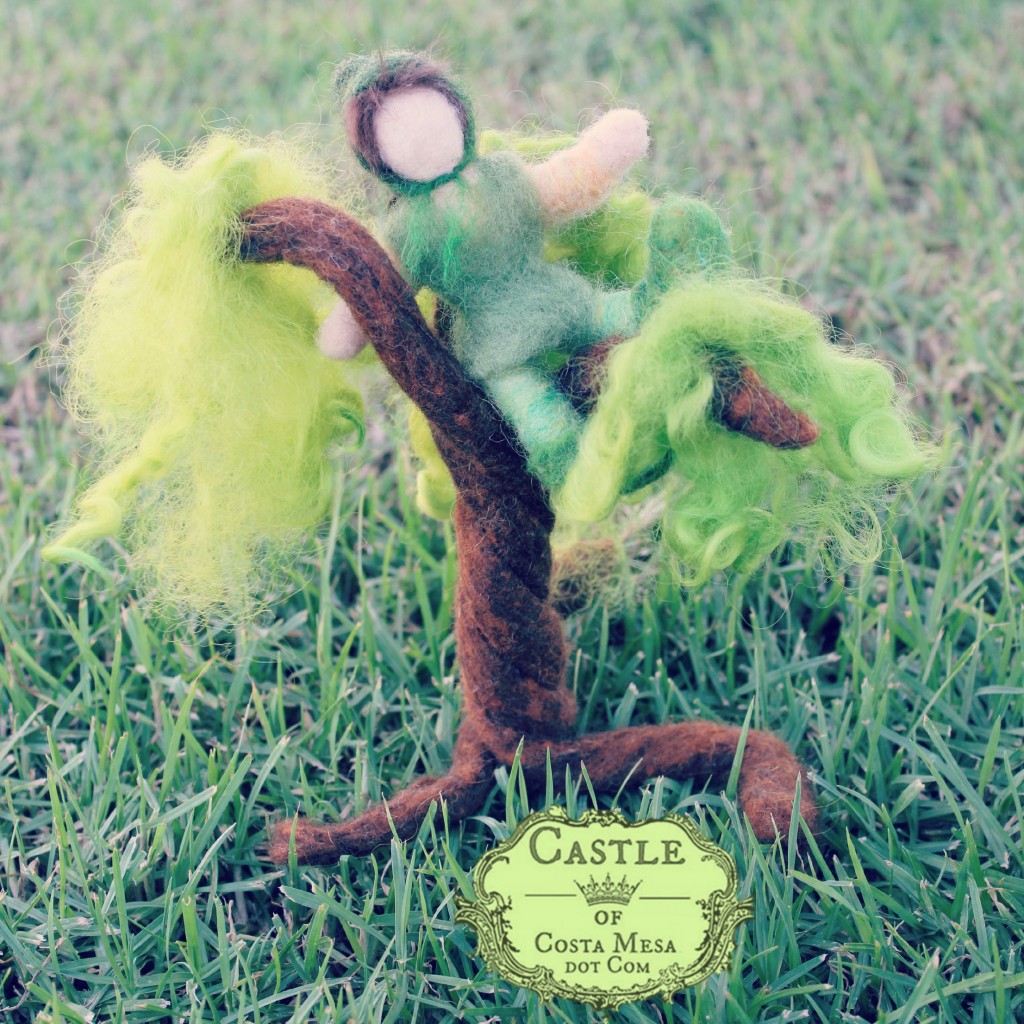 180818 Felt Elf climbing on green felt tree.