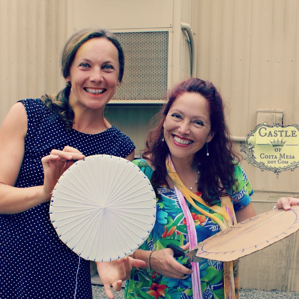 140908 Alena and Geraldine with cardboard circular looms 2