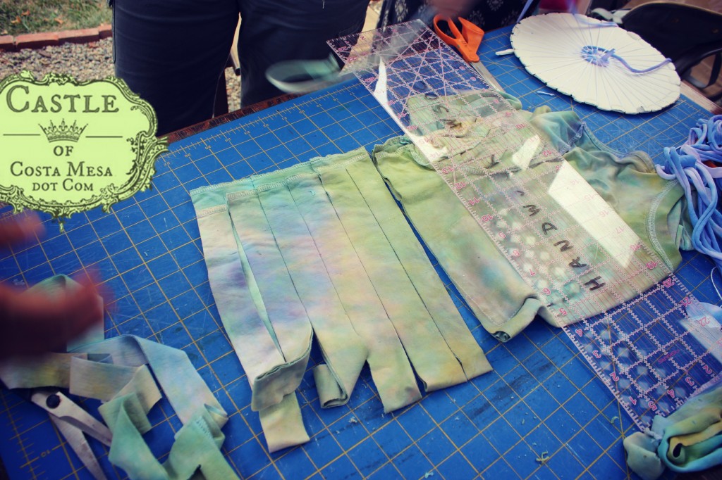 140908 Cutting T-shirt into strips to make T-shirt yarn 2