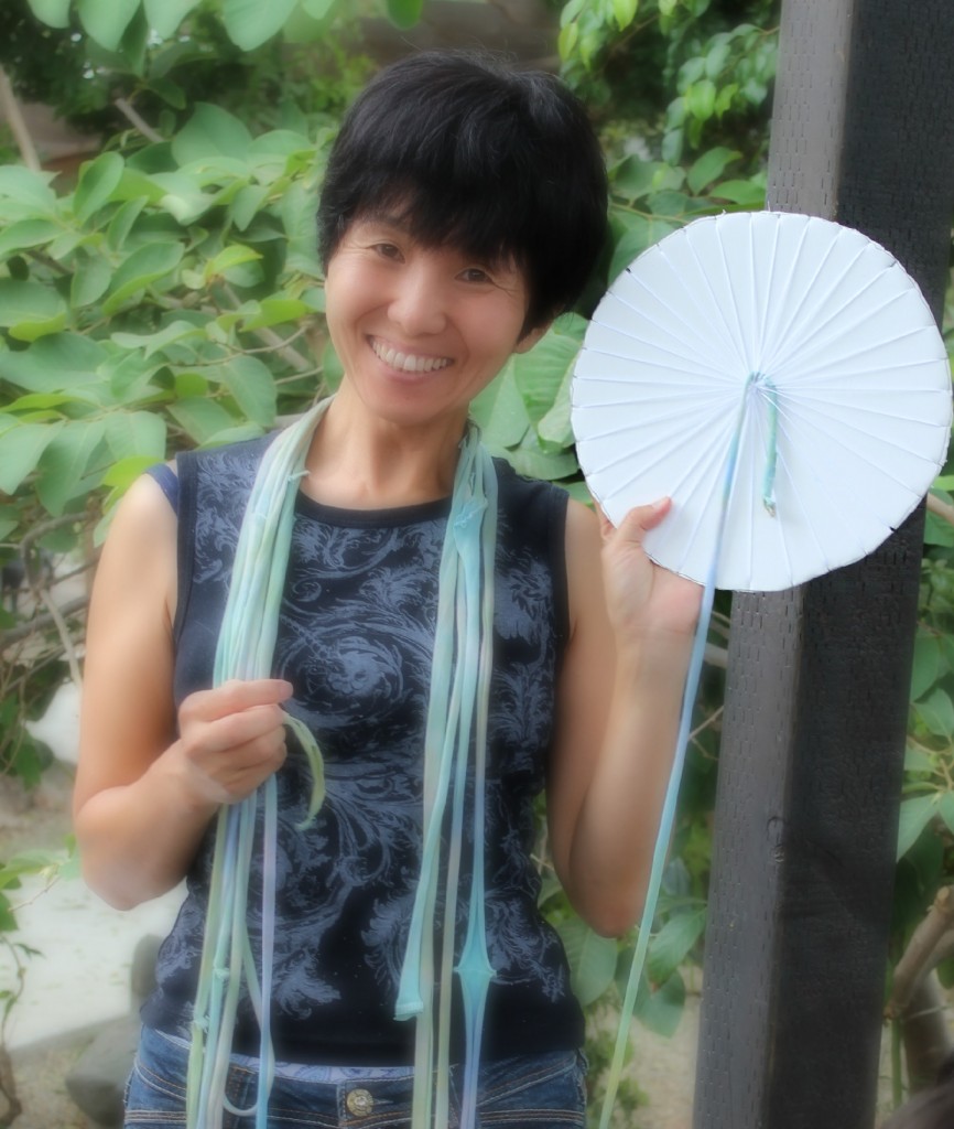 140908 Kotomi showing anchored handmade woven recycled T-shirt yarn on template for making placemat  1