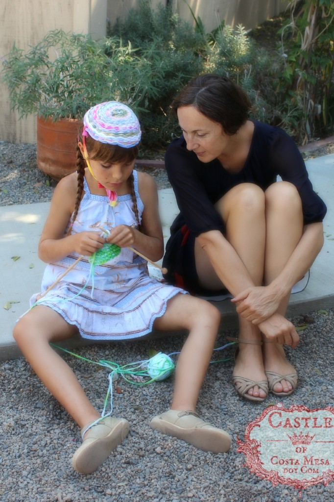 140915 Mother watching child knitting a small T-shirt yarn bag 2