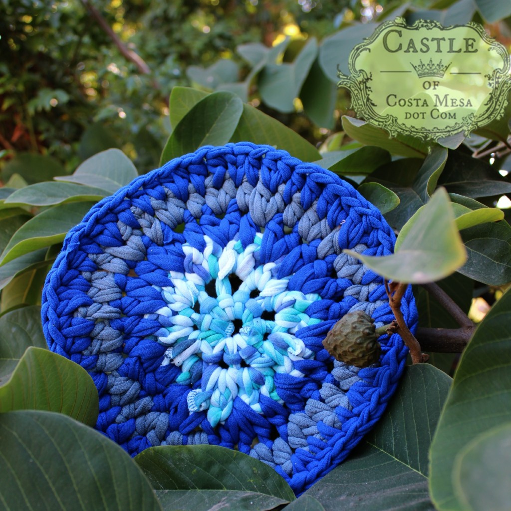 140915 Next week crochet T-shirt yarn placemat in the round. square with small cherimoya on tree 2