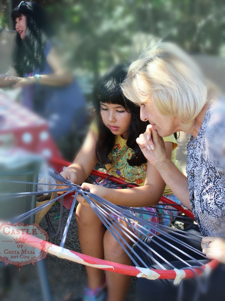 140922 Katya making bath rug loom with hula hoola hoop and strings with Christine Newell looking on 2