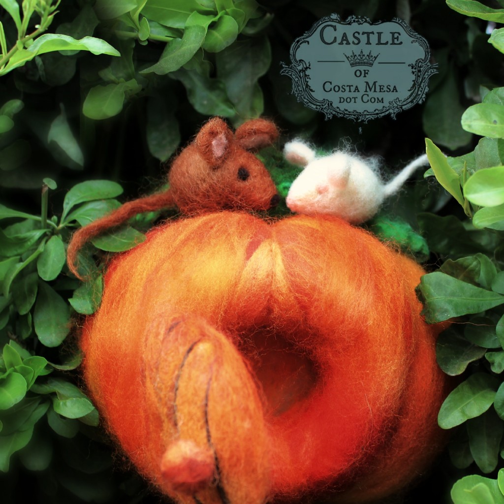 141020 Cathrine's lovey dovey needle-felted mice couple atop pumpkin home on honeysuckle fence