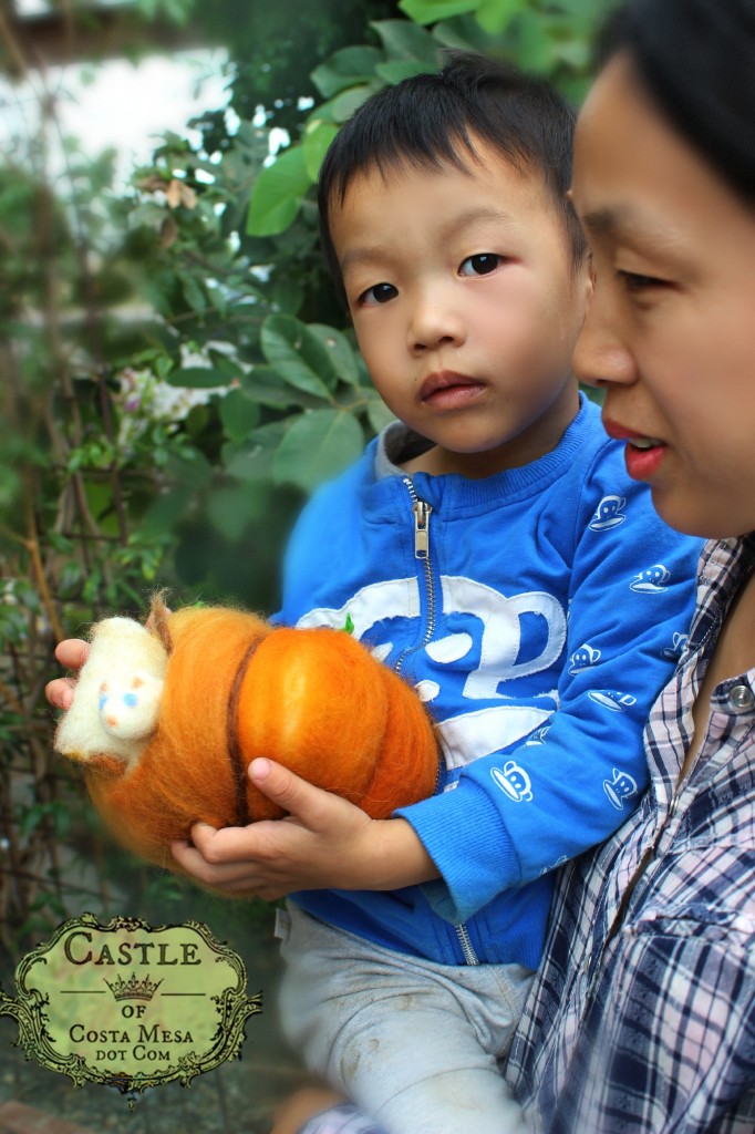 141020 Sophie and Lucas with pumpkin mouse 2