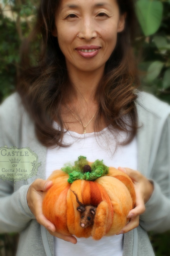 141020 Yuko needle-felted a little brown mouse peeking out of his pumpkin door 2