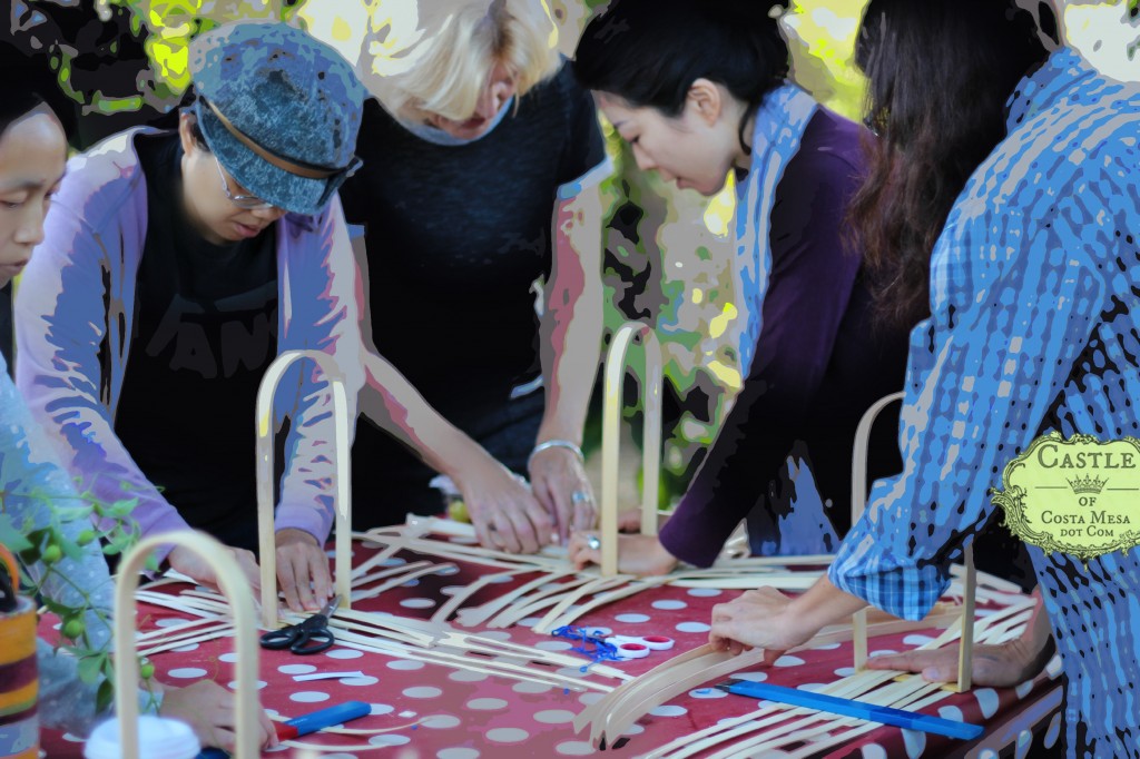 141027 Southern Californian women handmaking weaving baskets on a Monday morning 2