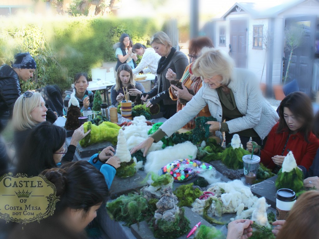 4049 151117 Waldorf School of Orange County craft group needle-felting Christmas trees with Christine Newell photo by Jzin