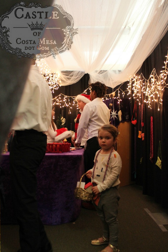 4428 151205 Little child shopping for gifts at Elves Workshop